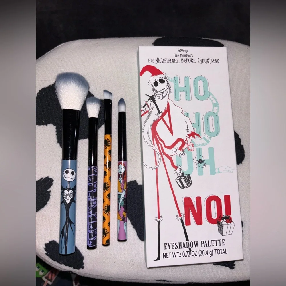 Disney jack ho ho oh no makeup pallet w/4 jack brushes..neutral colors (NWT)